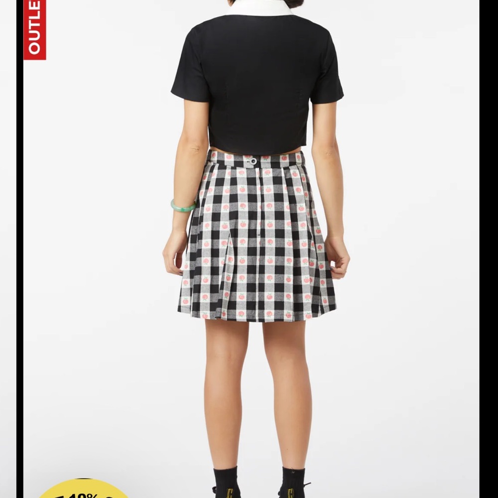 Dangerfield Black Cropped Team Peach Top with White Embroidered Collar - Picture 4 of 10